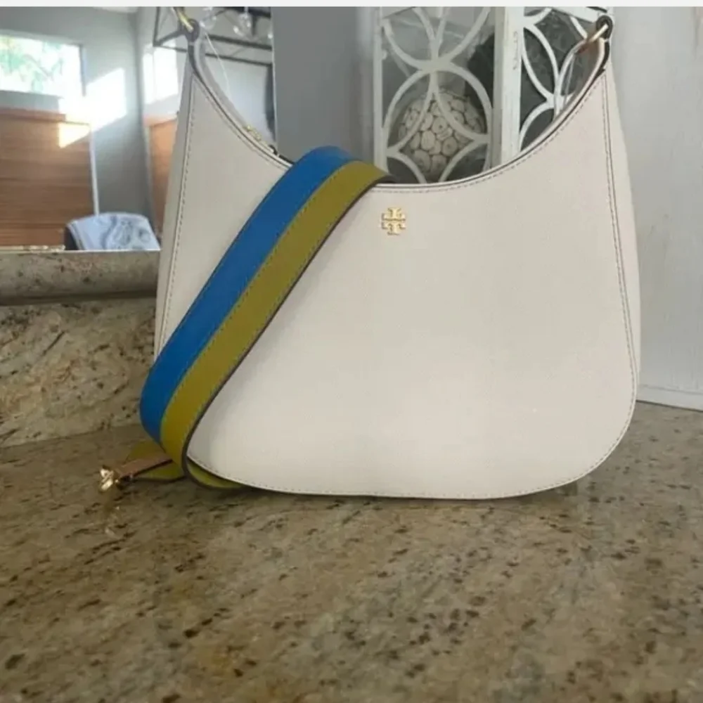 NWOT. Tory Burch Emerson Swingpack cream